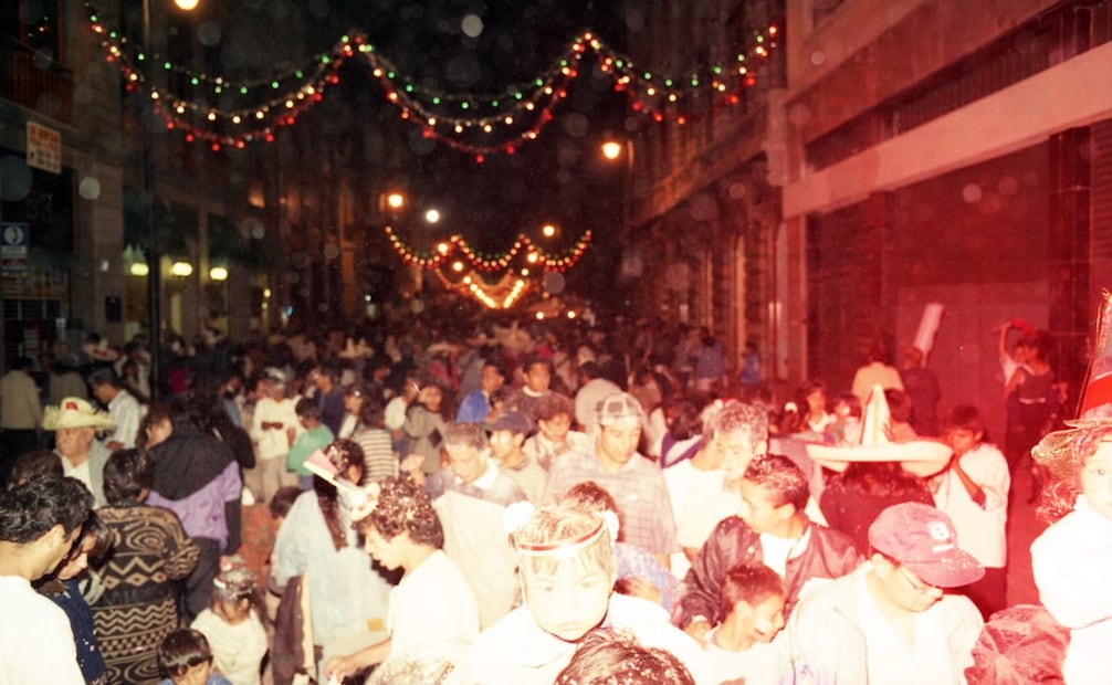 Asistentes al Grito de Independencia en el Zócalo, 1996. Para nuestra entrevistada, Sara Martínez, sus experiencias patrióticas fueron “gracias a mis padres, viví esos momentos hermosos el 15 de septiembre gracias a mi familia. Esas experiencias no las cambiaría por nada”. Foto: Foto: Gustavo Hurtado/Archivo EL UNIVERSAL.