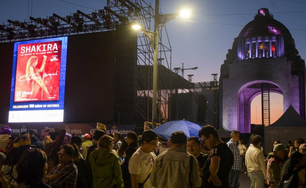 Decenas de fans de Shakira se reúnen en Monumento a la Revolución para disfrutar su concierto gratuito (01/03/2026). Foto: Santiago Cadena / EL UNIVERSAL
