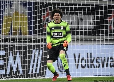 Video. Ochoa ataja penal en victoria del Standard