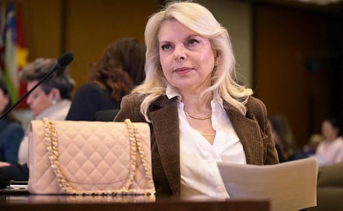 Denuncian a esposa de Netanyahu por difundir teoría conspirativa sobre los ataques de Hamas; piden indemnización de más de 800 mil dólares