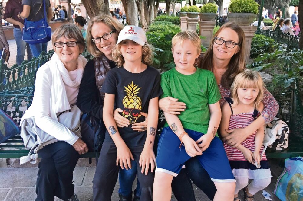 Zélie Pollon, Tracey Kitzman, Wanda Dawley, ciudadanas de EU que viven en San Miguel de Allende con sus familias, ya votaron por Hillary Clinton (XÓCHITL ÁLVAREZ. EL UNIVERSAL)
