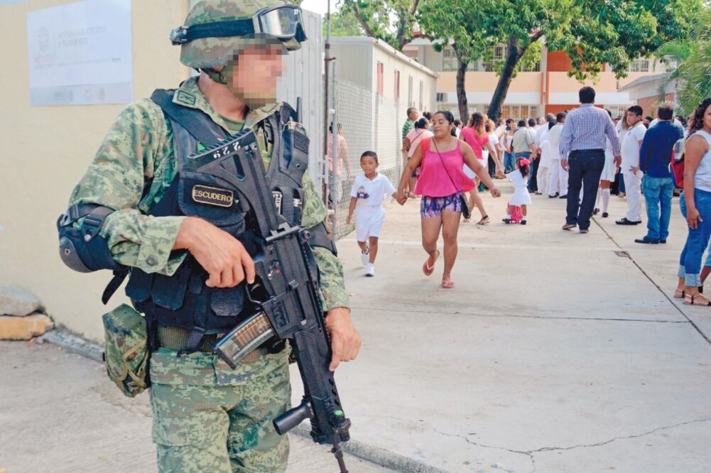 En Acapulco, el ciclo arrancó con el resguardo de militares y policías en al menos 150 colegios de las zonas de mayor incidencia delictiva. (FOTO: Francisco Robles. AFP)