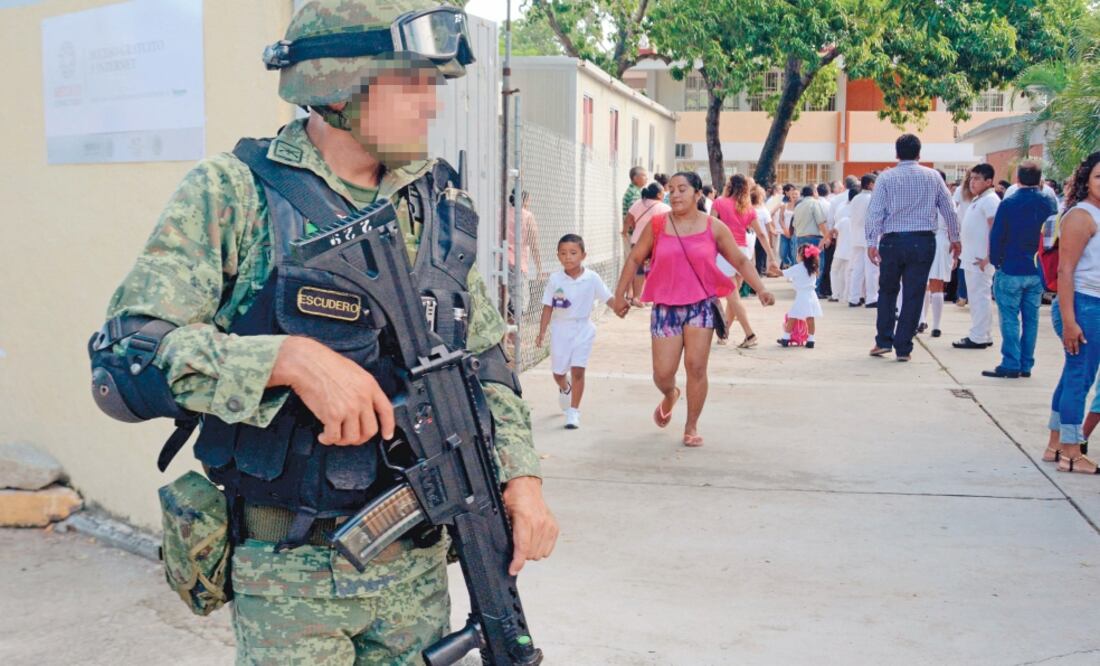 En Acapulco, el ciclo arrancó con el resguardo de militares y policías en al menos 150 colegios de las zonas de mayor incidencia delictiva. (FOTO: Francisco Robles. AFP)