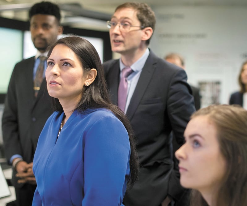 La ministra del Interior Priti Patel, el martes pasado con empleados y estudiantes de la Escuela Imperial de Londres. Foto: STEFAN ROUSSEAU. AP