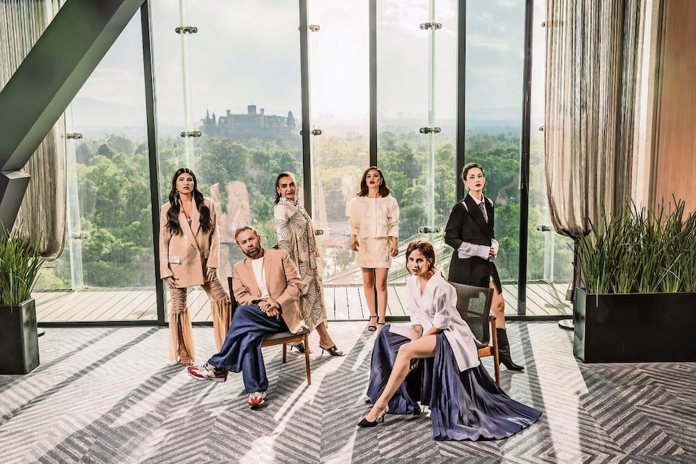 Juan Manuel Bernal es Raúl López, el dueño del certamen de belleza en el que concursan los personajes de Dupeyrón (der, abajo) y Camacho (izq). Foto: de Jesús Cornejo