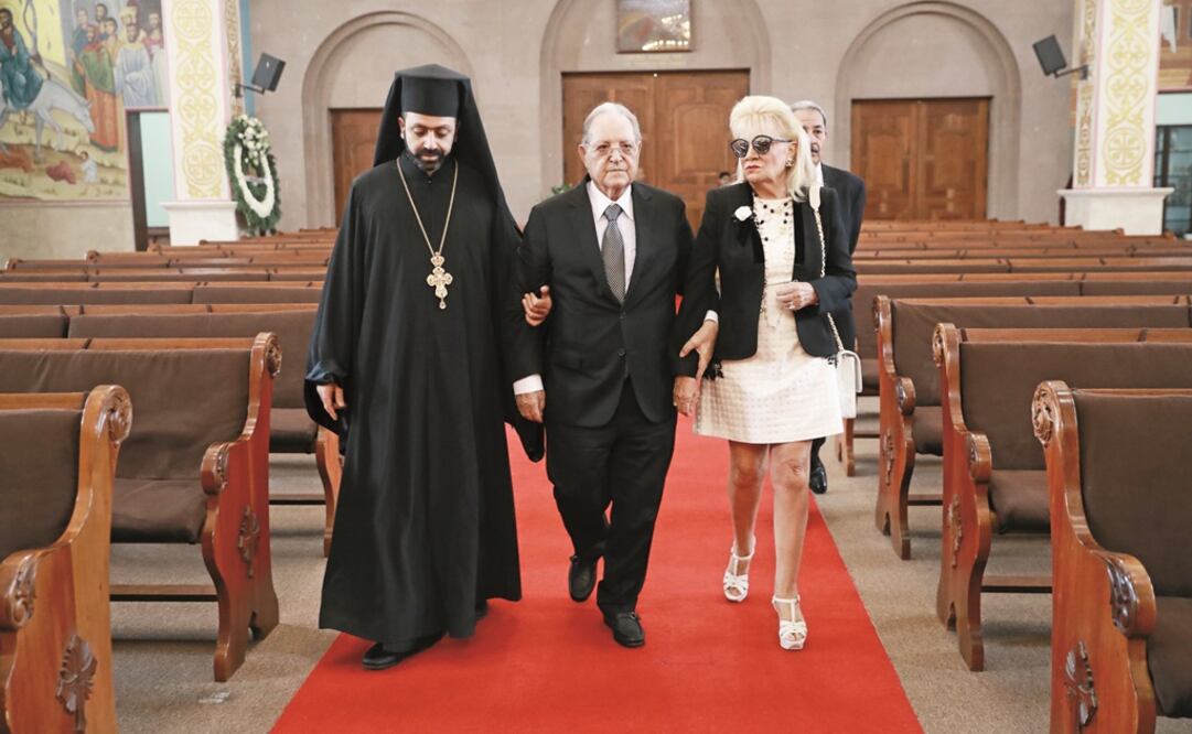 Empresarios como Olegario Vázquez Raña y su esposa María de los Ángeles Aldir acudieron a la catedral. (ALEJANDRA LEYVA. EL UNIVERSAL)