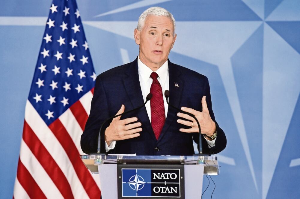 Mike Pence prometió reforzar esfuerzos contra las amenazas a la seguridad en conjunto con Europa (ERIC VIDAL. REUTERS)