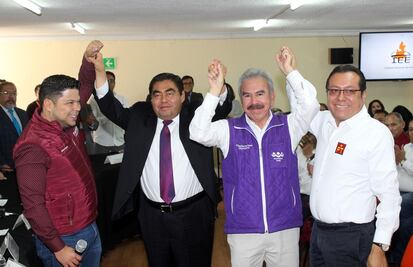 Barbosa reta a debates a sus contrincantes en Puebla