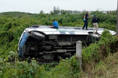Volcadura deja 25 personas lesionadas en Veracruz