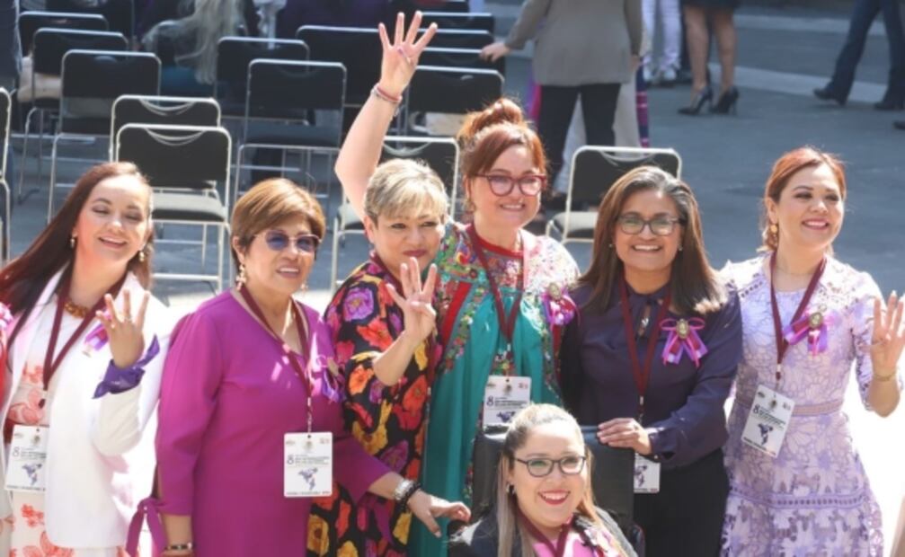 Presumen "Pejepines" durante ceremonia por Día de la Mujer en Palacio Nacional 
