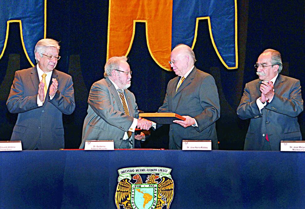 El rector de la UNAM, José Narro Robles (segundo de derecha a izquierda), entrega al ex rector Guillermo Soberón el Reconocimiento Autonomía Universitaria, entre los galardonados (ESPECIAL)