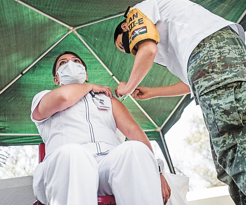 Aun cuando se ha estipulado que sólo el personal médico puede ser vacunado, algunos funcionarios se han saltado la indicación, acusan. ARCHIVO EL UNIVERSAL