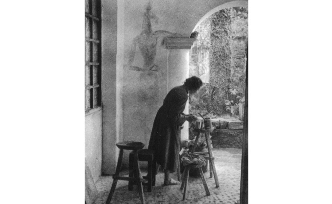 "Leonora Carrington caminaba viendo hacia abajo para no pisar una hormiga. Con sus obras era estricta: no permitía que nadie metiera mano en ellas, resolvía todos los bocetos", recuerda su amigo Isaac Masri. Foto: Cortesía Fundacion Leonora Carrington