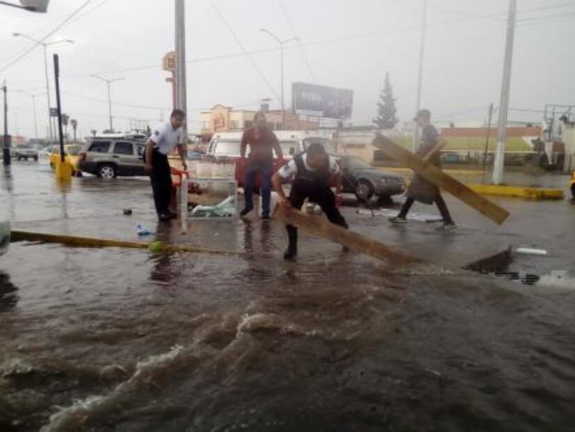 Lluvia deja inundaciones y vehículos varados en Coahuila