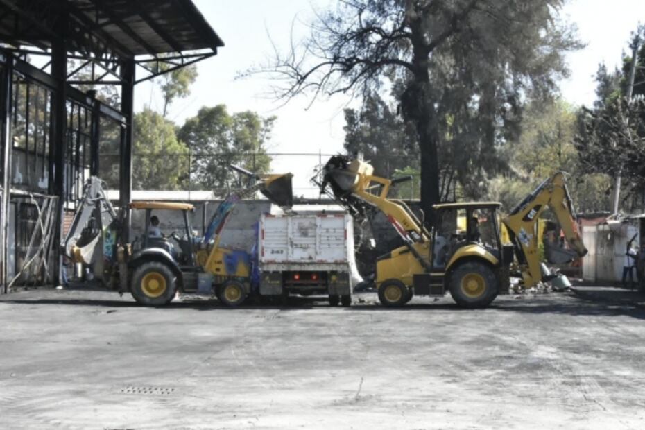 Retiran escombros y limpian instalaciones tras incendio en mercado La Purísima en Iztapalapa 