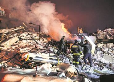 Buscan sobrevivientes en carrera contrarreloj