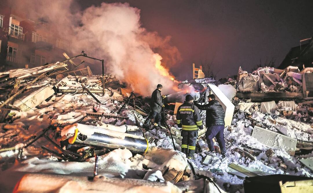 Personal de emergencia y lugareños buscan sobrevivientes en el lugar de un edificio derrumbado tras el terremoto de magnitud 7.8, en el distrito de Elbistan de Kahramanmaras, sureste de Turquía. Foto: Sedat Suna/EFE