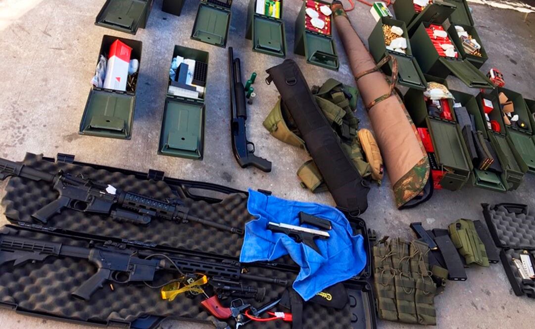 Agentes le incautaron un rifle de asalto, 38 cartuchos de alta capacidad y cientos de municiones. Foto: AP 