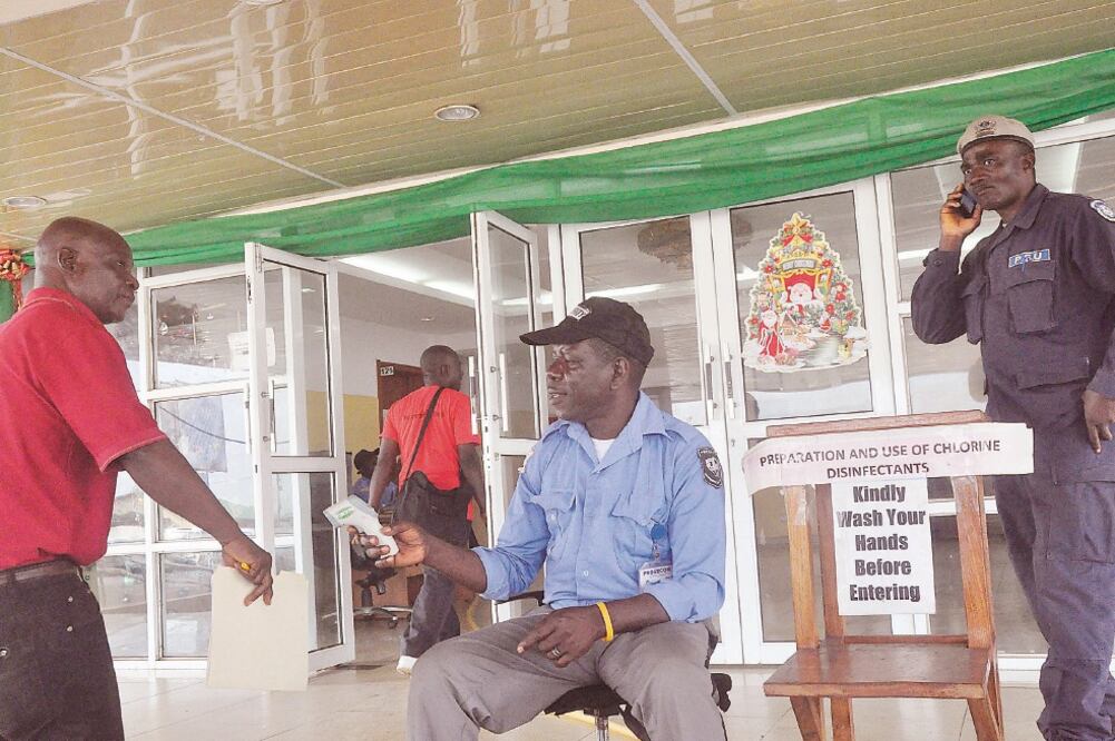 Un empleado toma la temperatura a un hombre en Liberia, último país declarado libre de ébola. Rusia dijo tener una vacuna contra el virus (ABBAS DULLEH. AP)