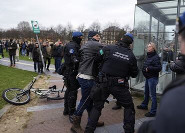 Protestas contra restricciones antiCovid dejan 30 detenidos en Países Bajos
