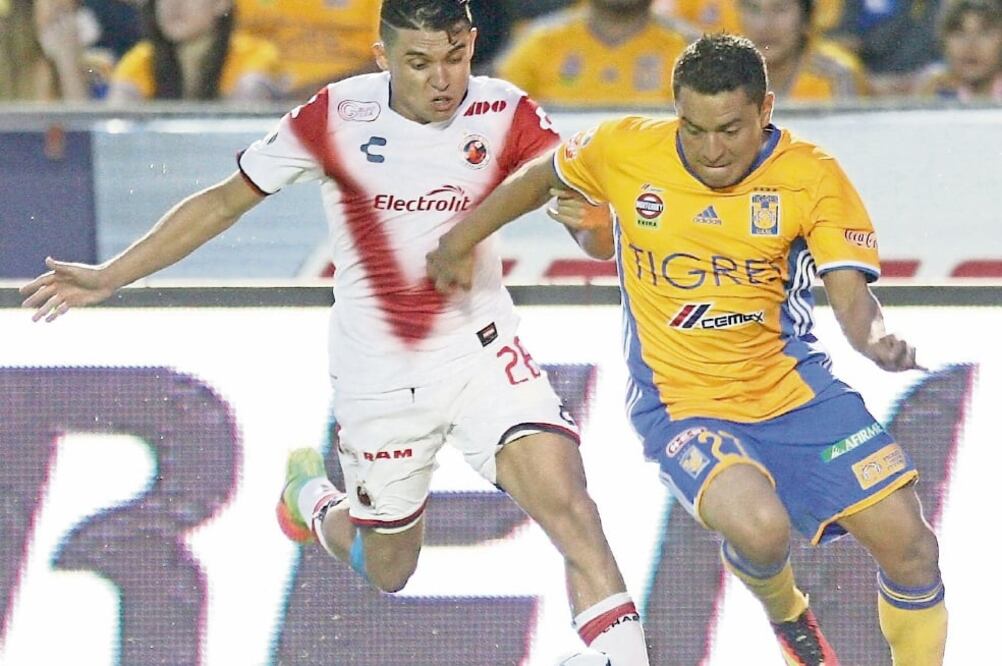 Los contendientes apretaron las acciones en la segunda parte (IMAGO7)