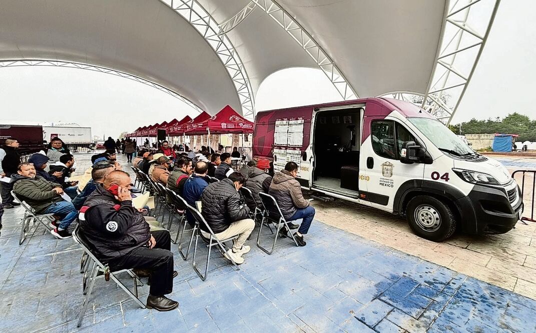La Secretaría de Movilidad acerca los trámites a los ciudadanos con seis centros de certificación, ubicados en Ecatepec, Nezahualcóyotl, Metepec, Chalco, Tlalnepantla y Cuautitlán Izcalli, así como con las oficinas móviles y las caravanas itinerantes. Foto: Especial