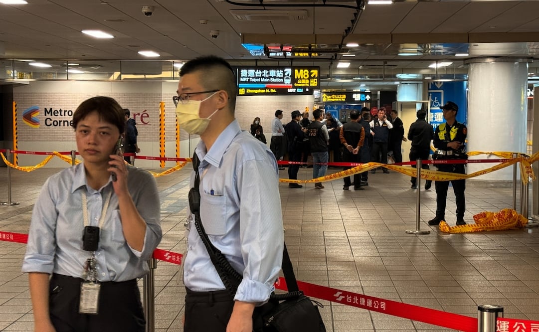 Investigadores taiwaneses aseguran el perímetro tras la explosión de varias granadas de humo en la Estación Principal de Taipéi, Taiwán, el 19 de diciembre de 2025. Varias personas resultaron heridas después de que un sospechoso presuntamente lanzara varias granadas de humo dentro de la Estación Principal de Taipéi, informaron las autoridades locales. Hasta el momento no se han realizado arrestos y la policía aún no ha revelado información sobre la identidad del autor. Foto: EFE
