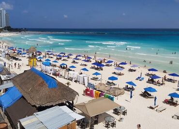 Mexico resumes tourism in Cancún despite surge in coronavirus cases
