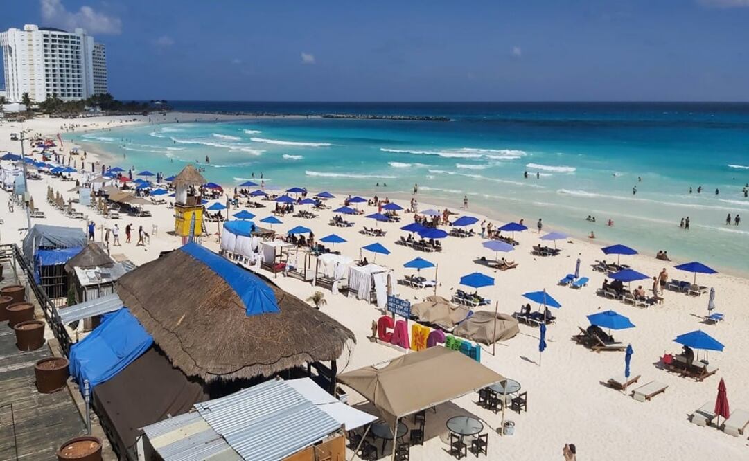People enjoy a day at the beach in Cancun, Quintana Roo State, Mexico, despite the new coronavirus COVID-19 outbreak, on March 21, 2020. – Photo: Elizabeth Ruiz/AFP