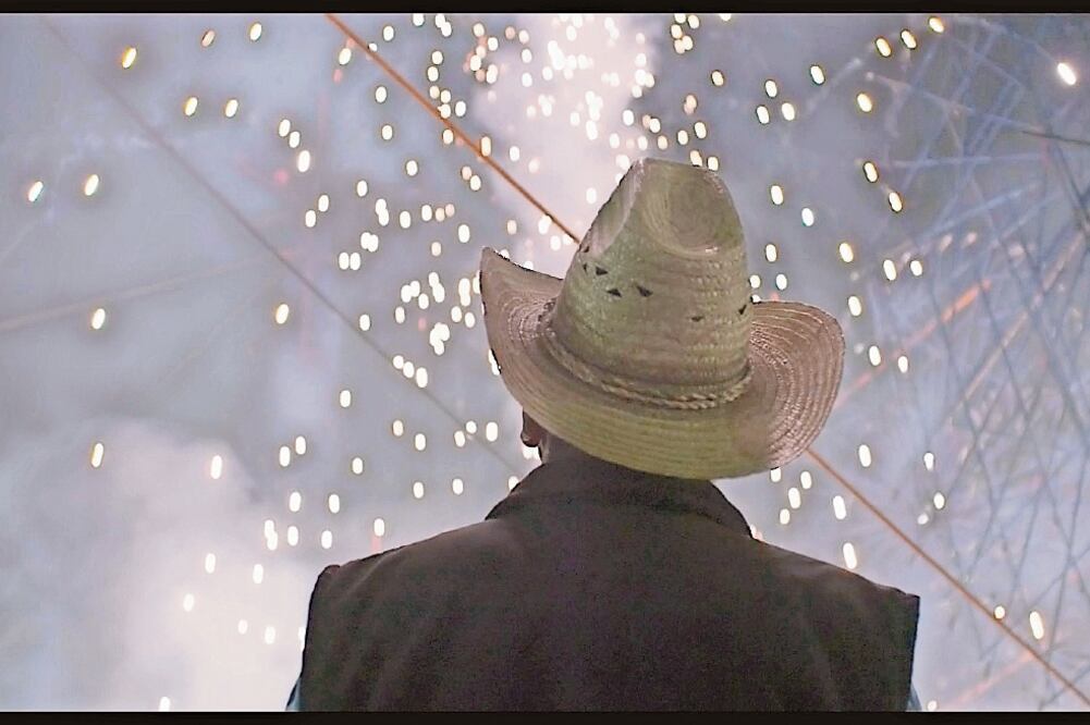 La película también muestra la pirotecnia de otros países, como Japón. Foto: CORTESÍA