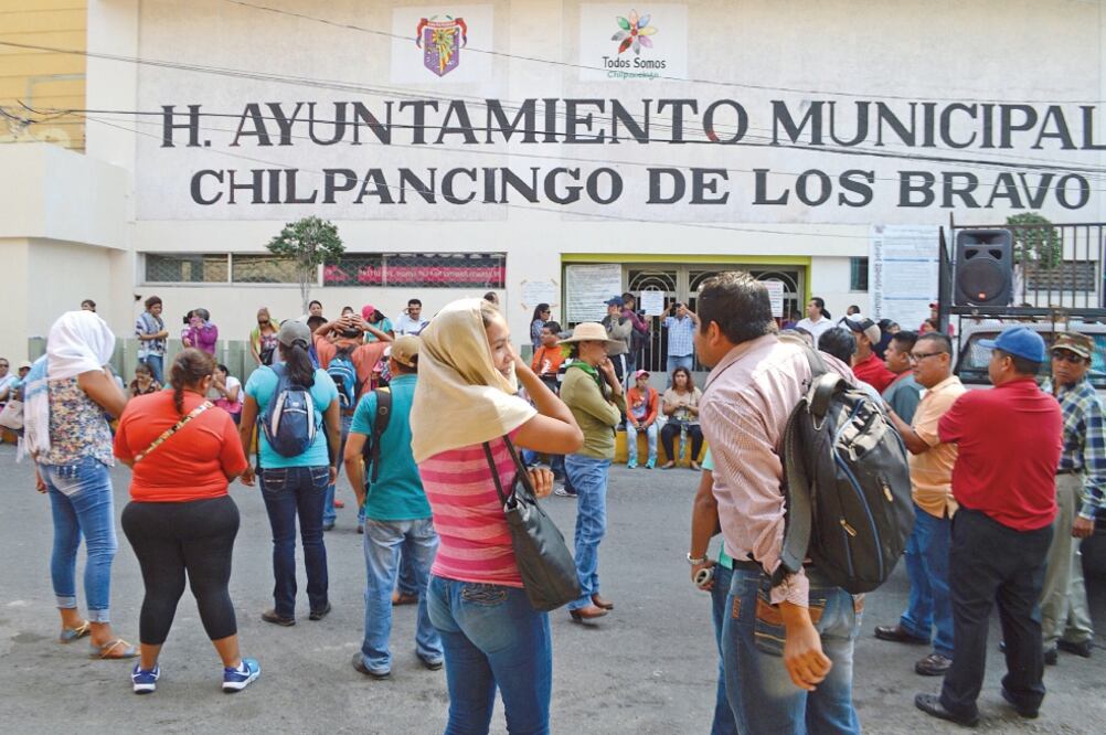 Integrantes de la disidencia tomaron la entrada del ayuntamiento de Chilpancingo como parte de las actividades programadas en el paro nacional (DASSAEV TÉLLEZ ADAME. EL UNIVERSAL)