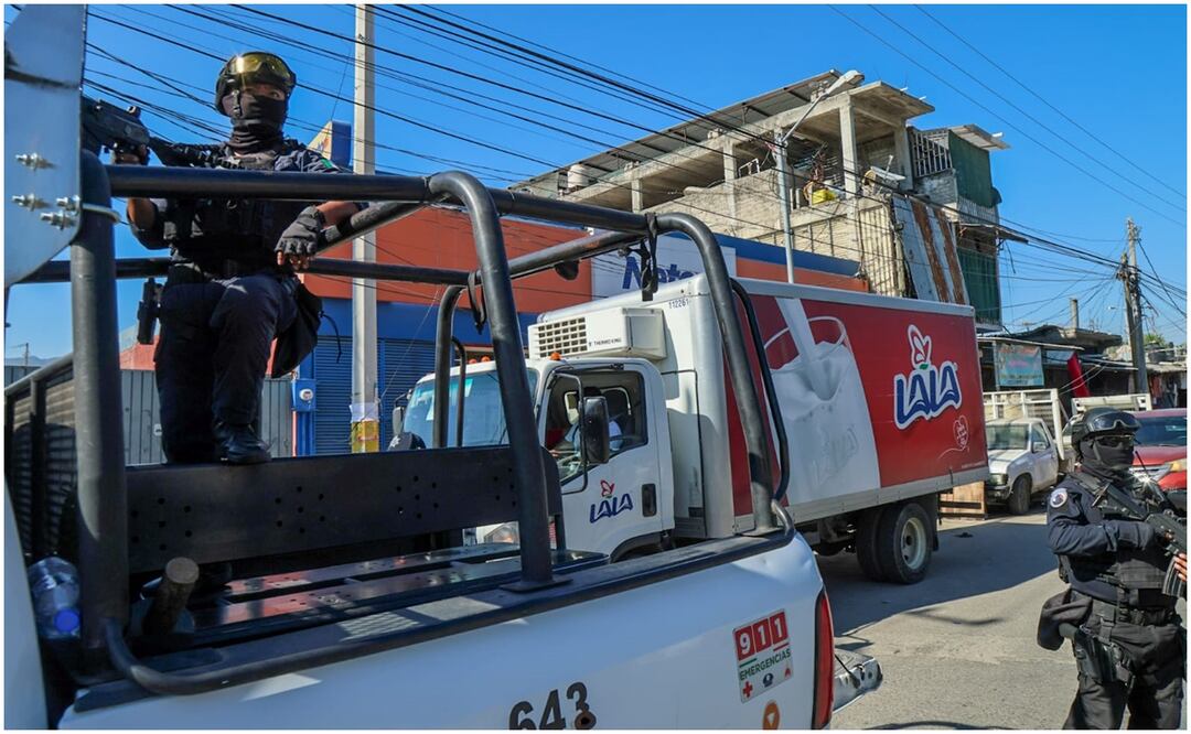 Los camiones de Coca-Cola, Pepsi, Corona y otras empresas en Acapulco, Guerrero, fueron vigilados por patrullas de la Policía Estatal y el ejercito (25/01/2025). Foto: Especial