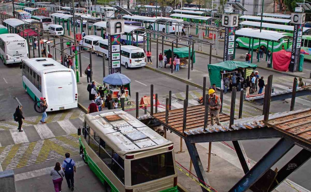 Ubicado frente al Estadio Banorte, dicho espacio donde convergen rutas de transporte público, es remodelado con una inversión de 85 mdp. Tendrá un biciestacionamiento y se renovará el mercado. Fotos: Carlos Mejía y Santiago Reyes / EL UNIVERSAL