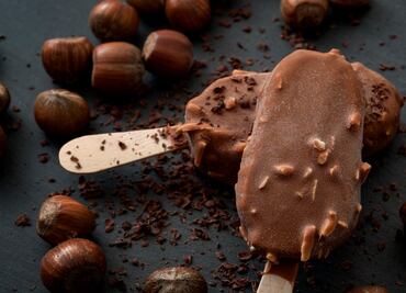 Receta saludable: prepara paletas de yogurt cubiertas de chocolate