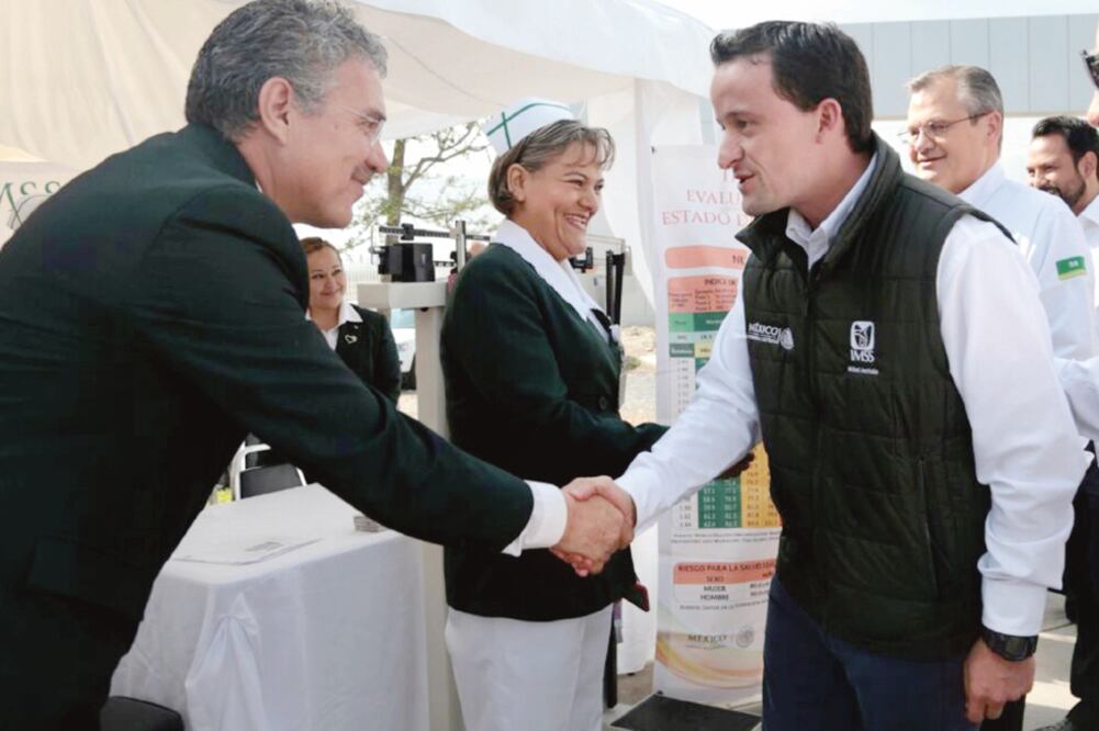 Mikel Arriola (der.) anunció que la meta es afiliar a 7 millones de estudiante (ESPECIAL)