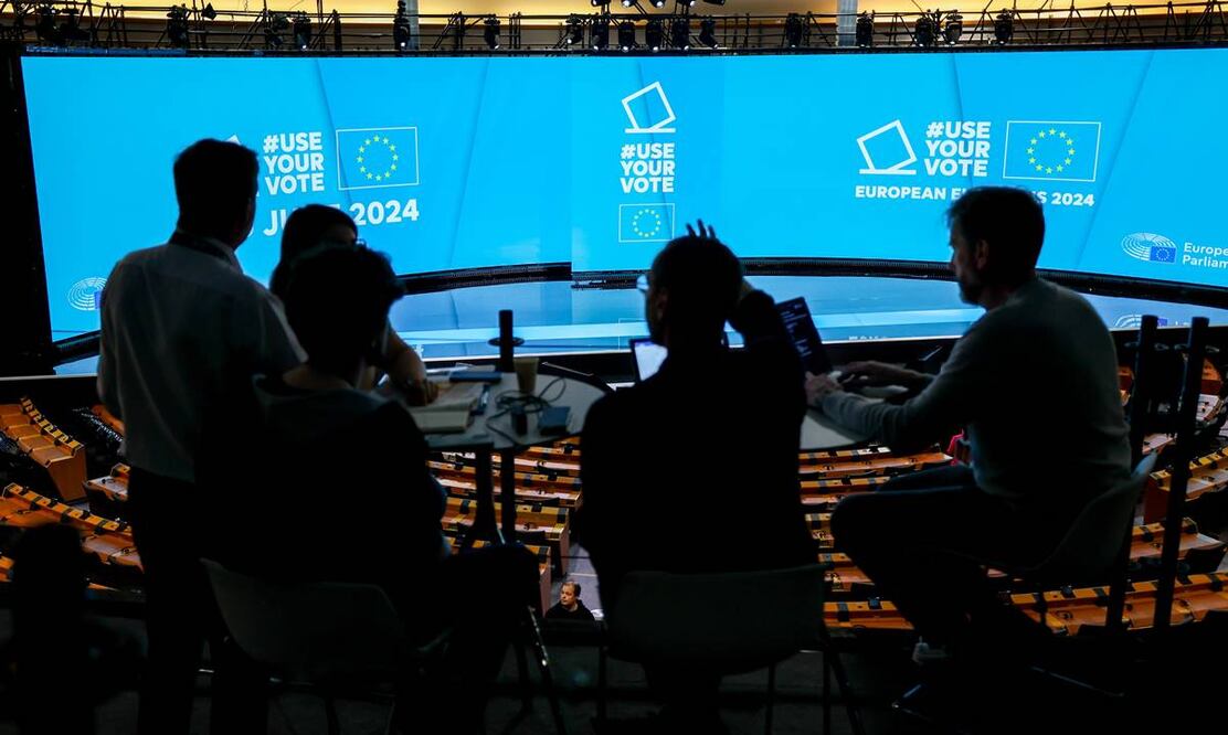 Técnicos preparan el hemiciclo del Parlamento Europeo como un gigantesco estudio de televisión desde el que se emitirá la retransmisión de los resultados de las Elecciones Europeas. Foto: EFE