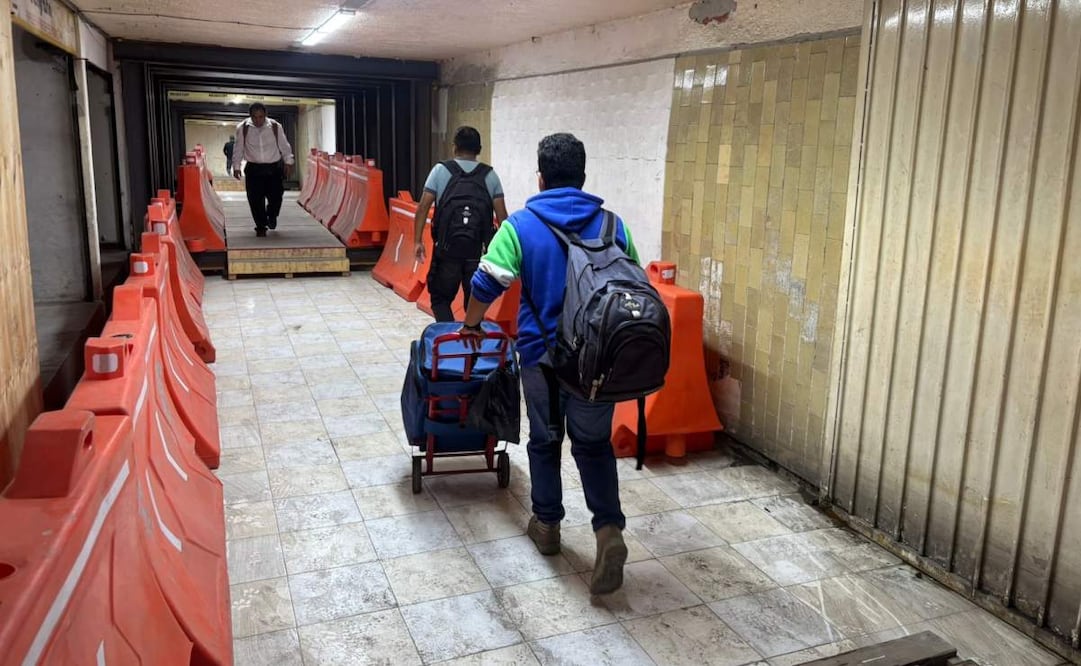 Fuga de agua provoca inundación en paso a desnivel de Calzada San Antonio Abad (08/12/2025). Foto: Juan Carlos Williams / EL UNIVERSAL