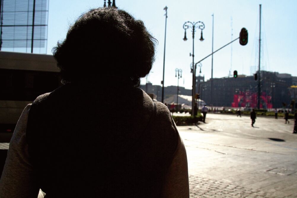 Leticia asegura que tapa un agujero para llenar otro una y otra vez (FOTO: IVRVIN OLIVARES)