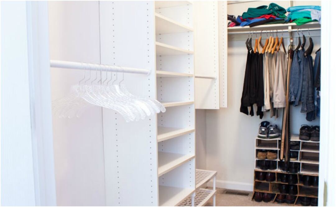 Vacía tu clóset: 
Saca todas las prendas y objetos que tengas en tu clóset y concéntralos por tipo sobre alguna superficie amplia, de esa manera tendrás a la vista todo y te será más fácil ordenarlo.