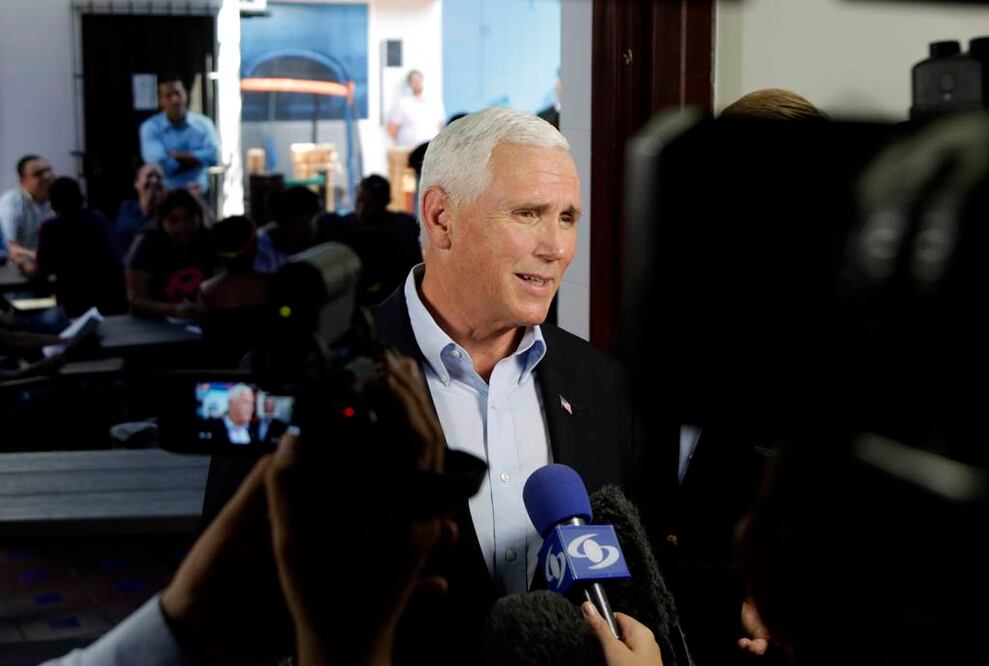 El vicepresidente de EU, Mike Pence, habla con la prensa luego de reunirse con un grupo de ciudadanos venezolanos. Foto: EFE