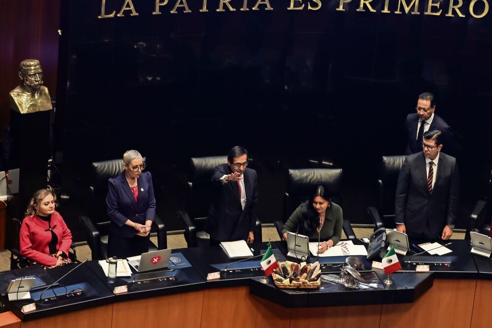 El secretario de Hacienda, Rogelio Ramírez de la O, dijo a senadores que el barril de la mezcla mexicana tendrá un precio promedio de 56.70 dólares en 2024.  Foto: Hugo Salvador / EL UNIVERSAL