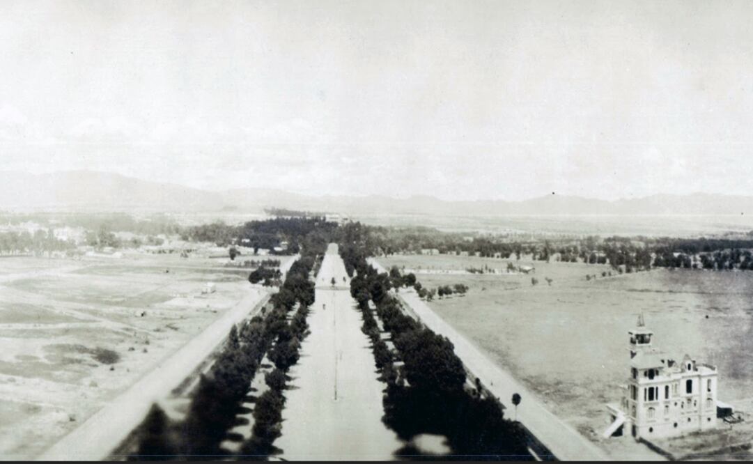 Una impresionante fotografía captada desde lo alto del Ángel de la Independencia hacia Chapultepec alrededor de 1910. La única construcción que se aprecia en el Paseo de la Reforma es el chalet de la familia Cusi, construido por el arquitecto Rafael Goyeneche; muchos inmuebles se han levantado y han desaparecido a su alrededor, y la residencia sigue ahí, hoy convertida en un banco, en la esquina con la calle de Río Guadalquivir. Al fondo se aprecia el Castillo de Chapultepec. Imagen: Col. Villasana-Torres