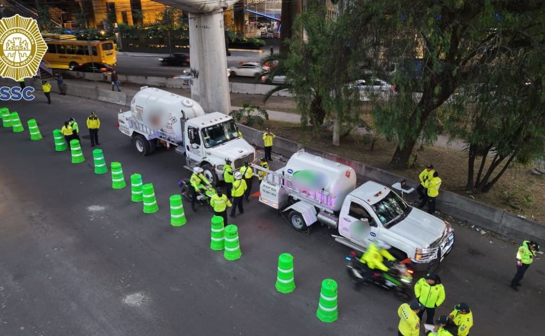 Elementos de la Secretaría de Seguridad Ciudadana capitalina (SSC) realizaron un operativo de revisión a transportes de sustancias peligrosas en el Anillo Periférico, alcaldía Miguel Hidalgo. | Foto: Especial.