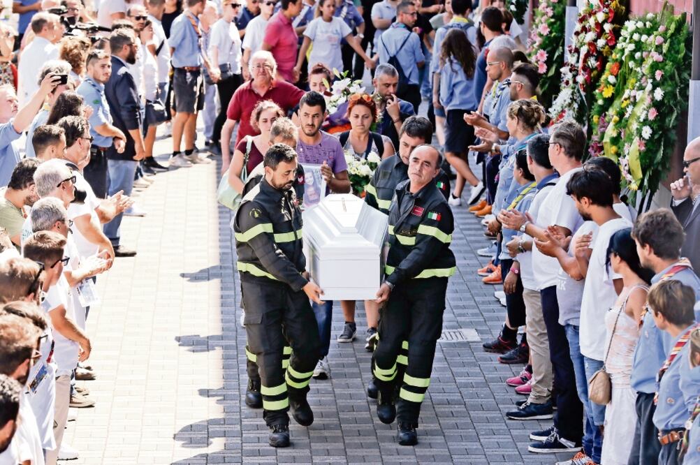 El ataúd de la niña Giulia Rinaldo, quien le salvó la vida a su hermana menor, fue trasladado entre aplausos al terminar el funeral de Estado, en Ascoli Piceno ()