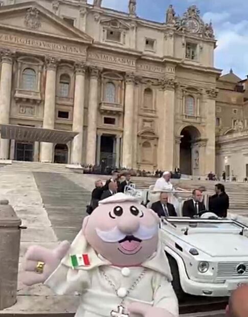 El Dr. Simi caracterizado como el Papa Francisco. Foto: Instagram @drsimi_oficial