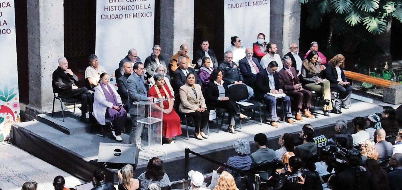 El Consejo Consultivo para el Reordenamiento en la Vía Pública en el Centro Histórico está integrado por representantes de los sectores académico, empresarial, gubernamental y cultural, así como líderes de comerciantes. Foto Especial