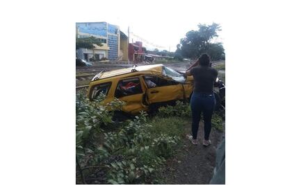Muere pareja arrollada al intentar ganarle el paso al tren en Veracruz