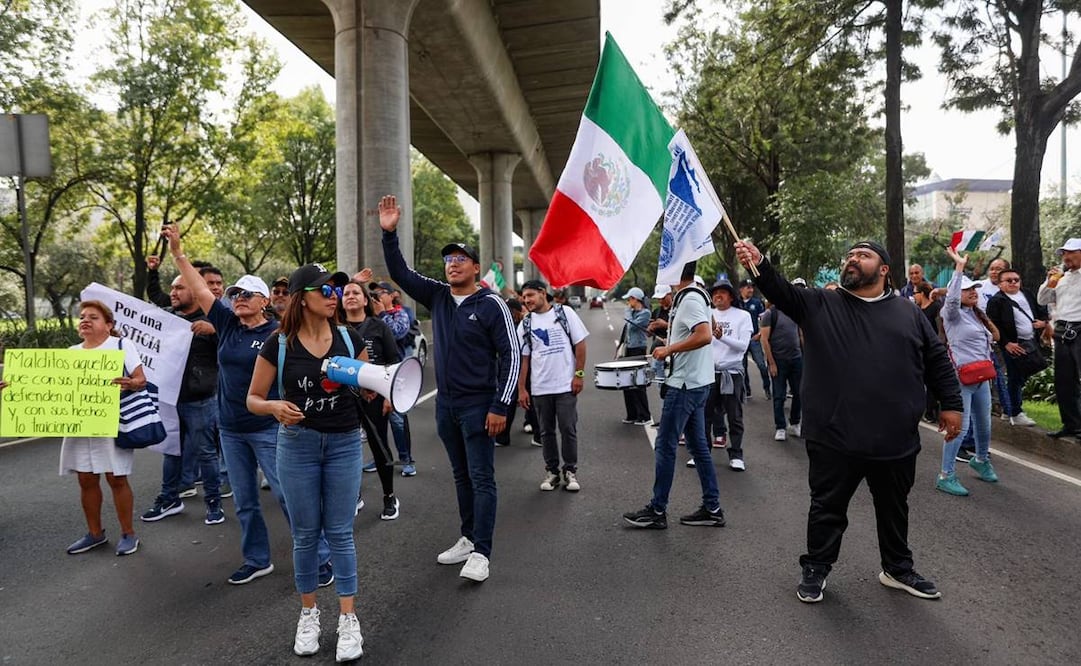 Trabajadores del PJF bloquean carriles del Periférico por inicio del proceso electoral en el Poder Judicial. Foto: Hugo Salvador / EL UNIVERSAL
