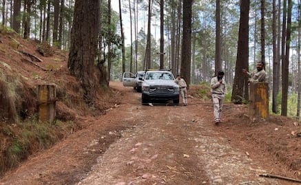 Bloqueo en Santo Domingo Teojomulco; denuncian retención de cuatro personas, entre ellas dos profesores