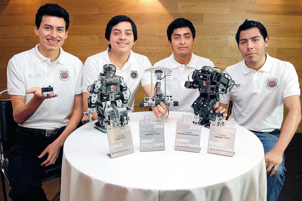 Cristóbal de Jesús Calva Díaz, José Israel Ortiz Hernández, Jhonatán Salcedo Cruz y Ángel Antonio de la Cruz de Aquino, son los estudiantes de las ingenierías en Mecatrónica y Electrónica que arrasaron en la competencia (ARIEL OJEDA. EL UNIVERSAL)